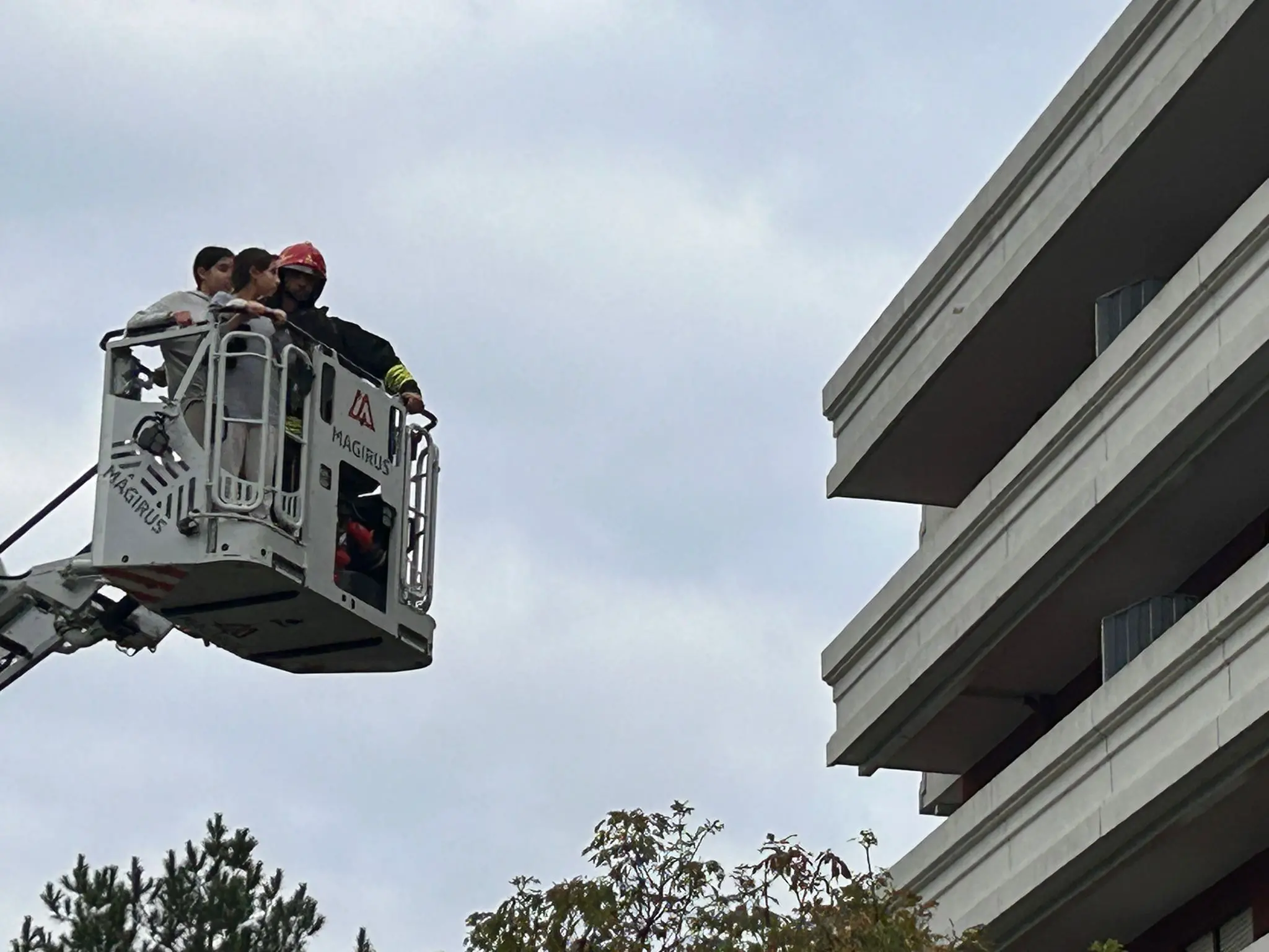 Ben 5 mezzi sono serviti per prestare soccorso ai residenti del condominio di via Pirona, in località Cussignacco (Udine)