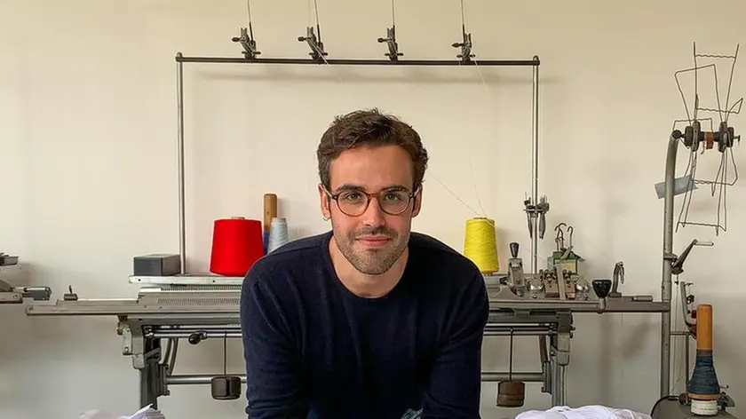 Gianmarco Guglielmi nel laboratorio dove produce mascherine