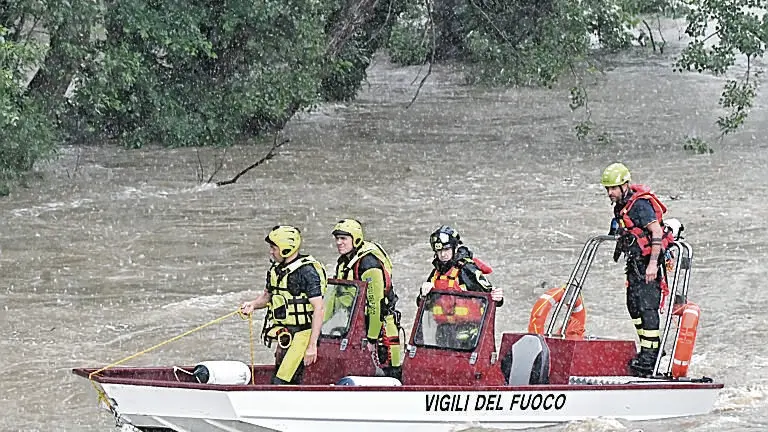 I vigili del fuoco durante le ricerche sul fiume Natisone