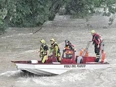 I vigili del fuoco durante le ricerche sul fiume Natisone