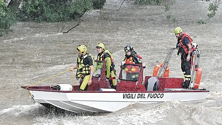 I vigili del fuoco durante le ricerche sul fiume Natisone