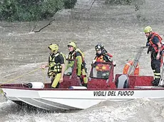 I vigili del fuoco durante le ricerche sul fiume Natisone