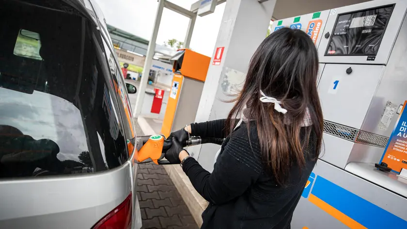A person refuels his car at a service station in Rome, Italy, 21 April 2020. ANSA/MASSIMO PERCOSSI