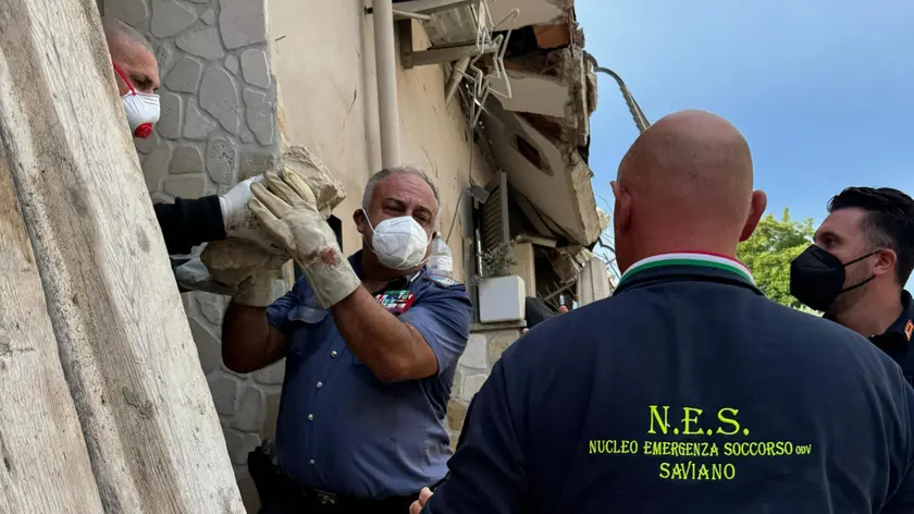 In una foto fornita dall'ufficio stampa dei Carabinieri la palazzina di due piani crollata a Saviano, in provincia di Napoli, a seguito di una esplosione di gas gpl. Saviano 22 settembre 2024. +++ HO NO SALES - DITORIAL USE ONLY +++ o +++ ANSA PROVIDES ACCESS TO THIS HANDOUT PHOTO TO BE USED SOLELY TO ILLUSTRATE NEWS REPORTING OR COMMENTARY ON THE FACTS OR EVENTS DEPICTED IN THIS IMAGE; NO ARCHIVING; NO LICENSING +++
