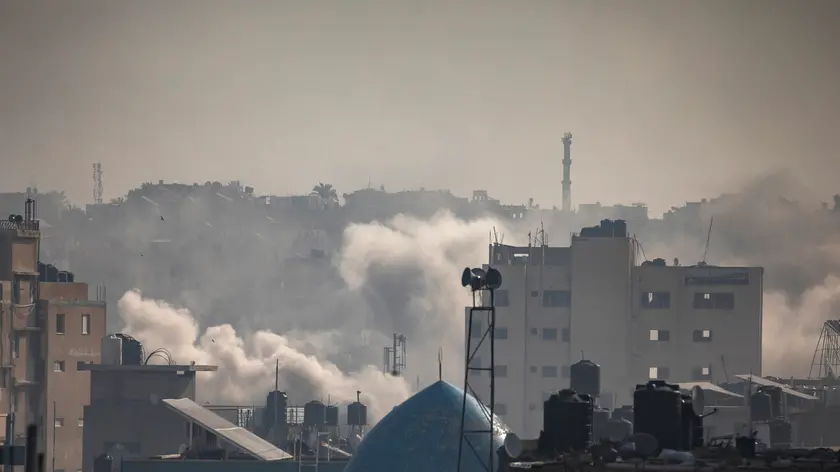 epa11064144 Smoke rises following Israeli air strikes on Khan Yunis, southern Gaza Strip, 08 January 2024. More than 22,000 Palestinians and at least 1,300 Israelis have been killed, according to the Palestinian Health Ministry and the Israel Defense Forces (IDF), since Hamas militants launched an attack against Israel from the Gaza Strip on 07 October, and the Israeli operations in Gaza and the West Bank which followed it. EPA/HAITHAM IMAD