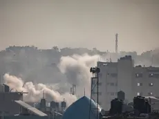 epa11064144 Smoke rises following Israeli air strikes on Khan Yunis, southern Gaza Strip, 08 January 2024. More than 22,000 Palestinians and at least 1,300 Israelis have been killed, according to the Palestinian Health Ministry and the Israel Defense Forces (IDF), since Hamas militants launched an attack against Israel from the Gaza Strip on 07 October, and the Israeli operations in Gaza and the West Bank which followed it. EPA/HAITHAM IMAD