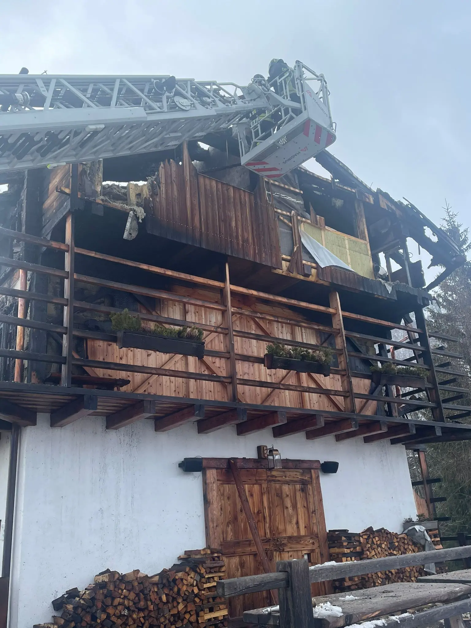 Un grosso incendio divampato poco prima delle 23 di lunedì 23 gennaio, a Sauris, ha completamente distrutto l'albergo Borgo Eibn Mountain Lodge in località Ander Eibn, a Sauris. La struttura alberghiera, di recente costruzione, è stata letteralmente ridotta a un cumulo di macerie fumanti. A dare l'allarme per primo è stato il sindaco, Ermes Petris.