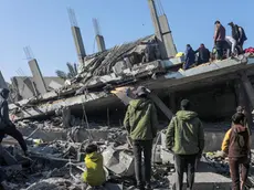 epa11171575 Palestinians search for missing people under the rubble of a destroyed house following Israeli air strikes on the Zawaida neighborhood of Deir Al Balah, central Gaza Strip, 22 February 2024. More than 29,300 Palestinians and over 1,300 Israelis have been killed, according to the Palestinian Health Ministry and the Israel Defense Forces (IDF), since Hamas militants launched an attack against Israel from the Gaza Strip on 07 October 2023, and the Israeli operations in Gaza and the West Bank which followed it. EPA/MOHAMMED SABER