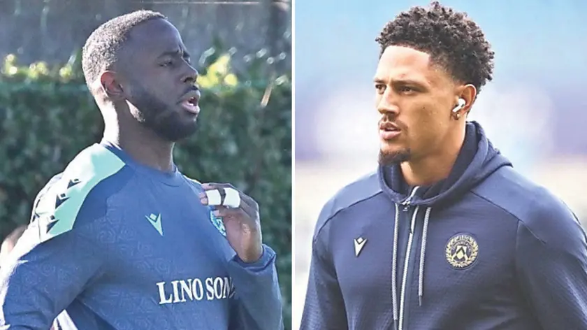 Il centravanti inglese Keinan Davis (a sinistra) e il portiere nigeriano Maduka Okoye