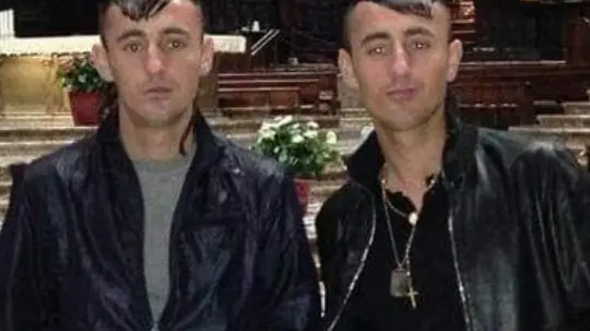 Nella foto, i due gemelli albanesi Trushi