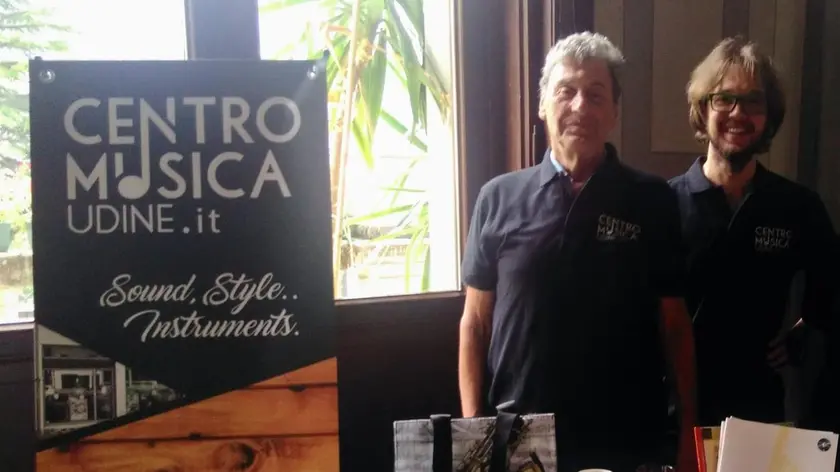 Ennio Borgna (a sinistra) assieme al figlio Marco, con cui ha gestito il Centro Musica di Udine