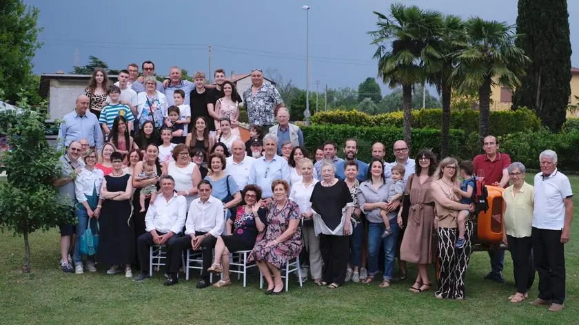 La foto di gruppo delle famiglie De Piero, Mucignat, Bianchettin e Lunardelli (foto Gigi Cozzarin)