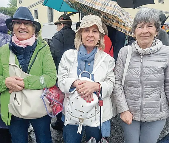 Mariella e Anna da Biella, assieme a una loro amica, aspettano il passaggio dei loro mariti