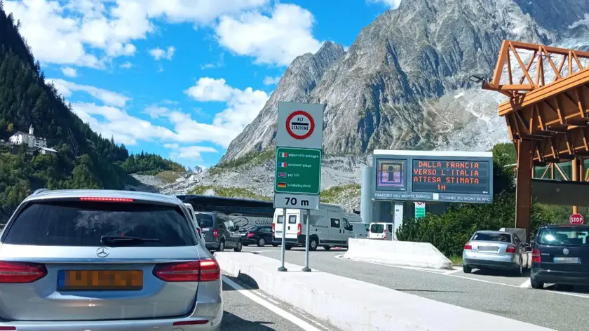 Coda di auto e camion in attesa al traforo del Monte Bianco, Courmayeur (Aosta), 01 settembre 2023. ANSA/ THIERRY PRONESTI