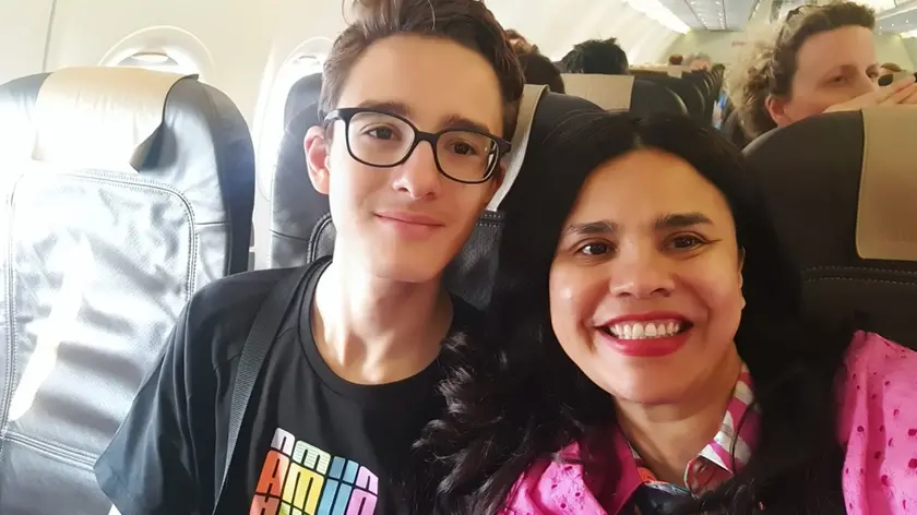 Matteo Chieu, 14 anni, è morto dopo essere stato punto da una zanzara. Qui in una foto con la mamma Denise