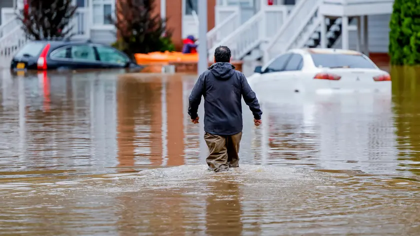 epa11628778 A man wades through the flood waters at the Peachtree Park Apartments after Tropical Storm Helene raced through Atlanta, Georgia, USA, 27 September 2024. Hurricane Helene made landfall near Perry, Florida and several deaths have been reported in Georgia. EPA/ERIK S. LESSER