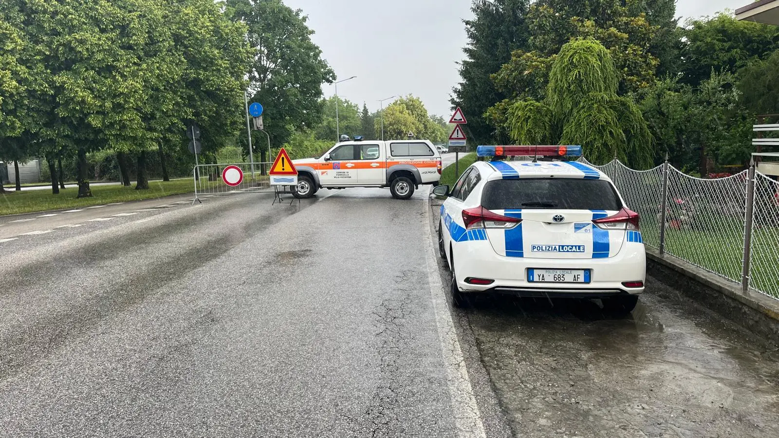 Una bomba d'acqua si è abbattuta nelle prime ore di venerdì mattina a Lignano: la località balneare è finita sott'acqua. Sono stati attivati 28 volontari con 9 automezzi per la gestione delle problematiche conseguenti all’evento meteo e il monitoraggio del territorio