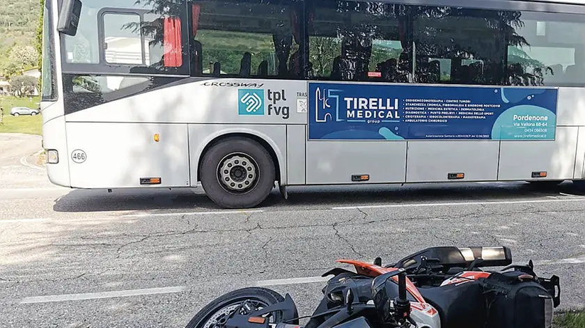 La moto sull’asfalto dopo l'incidente con la corriera a Caneva (foto Brisotto / Petrussi)