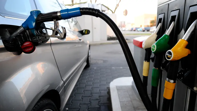 Da gennaio 2024 il pieno di benzina non si farà obbligatoriamente con l’App o il QrCode come precedentemente previsto