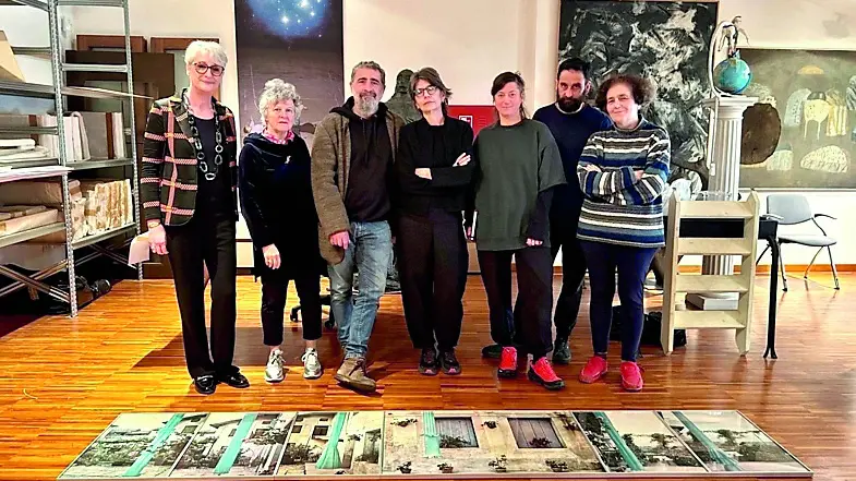I 5 artisti di Contrappunto assieme alle curatrici ai loro piedi l’opera di Luciano Fabro (foto Ulderica Da Pozzo)