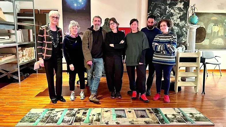 I 5 artisti di Contrappunto assieme alle curatrici ai loro piedi l’opera di Luciano Fabro (foto Ulderica Da Pozzo)