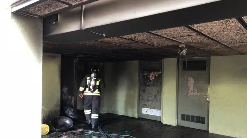 I vigili del fuoco all'interno dell'abitazione
