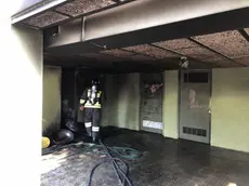 I vigili del fuoco all'interno dell'abitazione