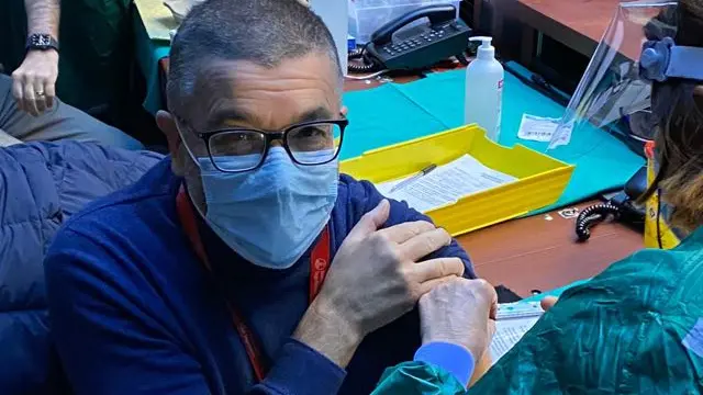 Il dottor Carlo Tascini il giorno in cui si è vaccinato