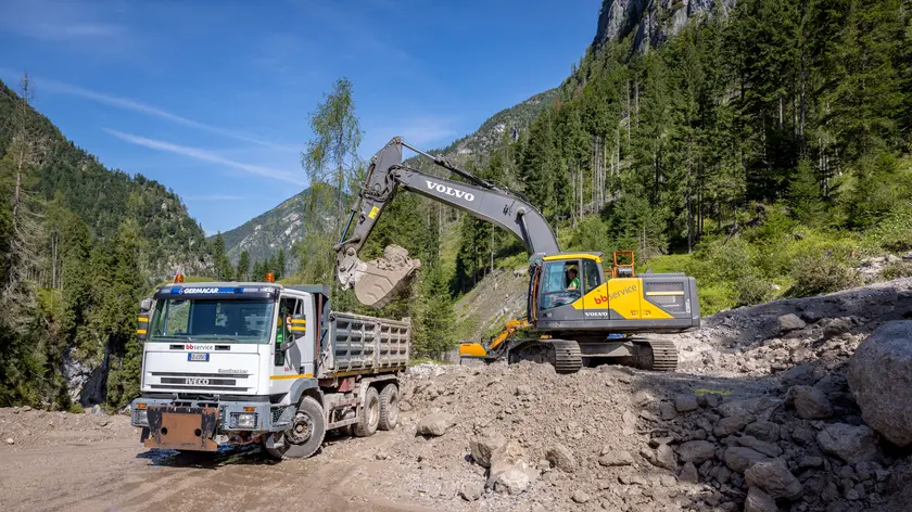 La strada statale bloccata in localitˆ Acquatona a causa di una frana avvenuta nella notte tra Friuli Venezia Giulia e Veneto a Sappada, 07 agosto 2024. ANSA/ANDREA SOLERO