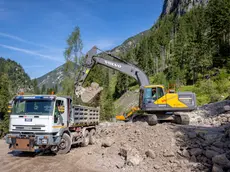 La strada statale bloccata in localitˆ Acquatona a causa di una frana avvenuta nella notte tra Friuli Venezia Giulia e Veneto a Sappada, 07 agosto 2024. ANSA/ANDREA SOLERO