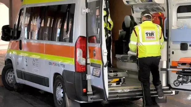 L'operaio è stato trasportato in ambulanza all'ospedale di Udine