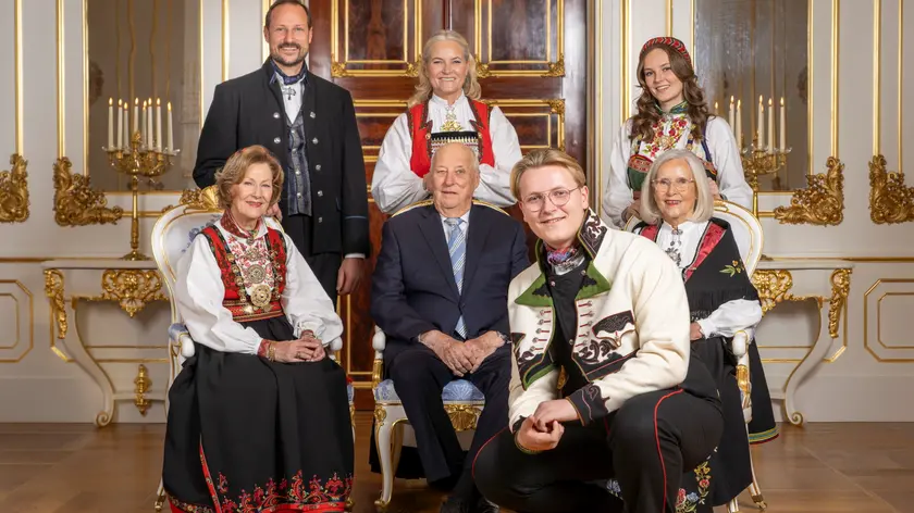 epa11005598 Norway's Royal Family (back L-R): Crown Prince Haakon, Crown Princess Mette-Marit and Princess Ingrid Alexandra, (front L-R): Queen Sonja, King Harald and Marit Tjessem with Prince Sverre Magnus pose for a family picture to celebrate Prince Sverre Magnus' 18th birthday in Oslo, Norway, 01 December 2023. Prince Sverre Magnus turns 18 on 03 December. EPA/HEIKO JUNGE / POOL NORWAY OUT