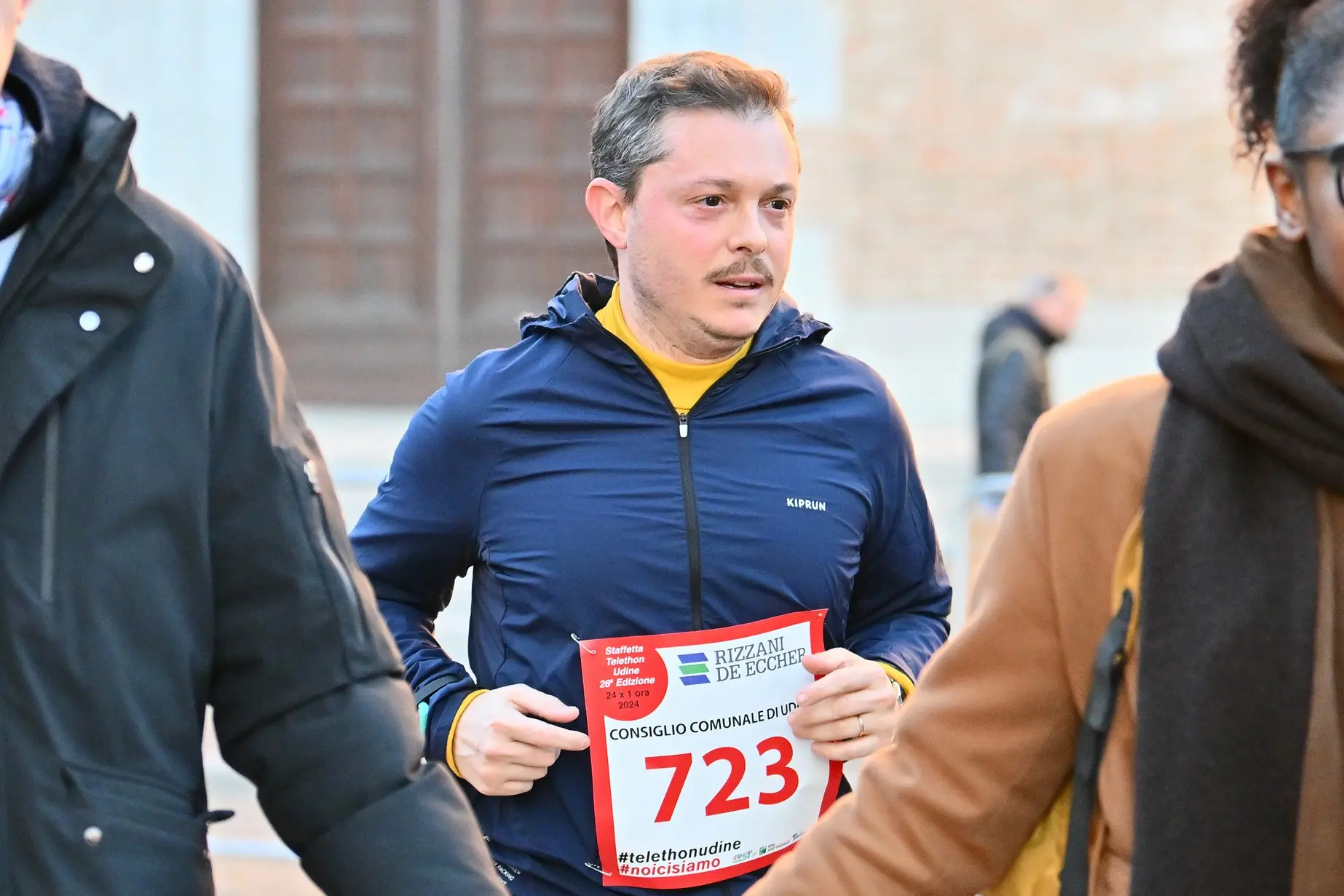 La 26esima edizione della Staffetta Telethon ha visto Udine animata da 870 squadre, per un totale di oltre 22mila partecipanti, tra cui 1.500 studenti. L'evento, che si è svolto dal 30 novembre al 1 dicembre, ha battuto un nuovo record di solidarietà, con la speranza di superare i 320mila euro di donazioni per la ricerca sulle malattie genetiche rare. Molti sportivi, tra cui il campione paralimpico Antonio Fantin, hanno preso parte all'iniziativa, insieme a tanti altri volontari e partecipanti, che hanno corso su un percorso di 1.920 metri nel cuore della città. Un grande successo, che ha coinvolto anche diverse associazioni e realtà locali. Foto Petrussi