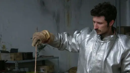 Luciano De Tommaso fonde in un pezzo unico il bronzo nel suo studio a Clauiano, creando le sculture con una sola colata