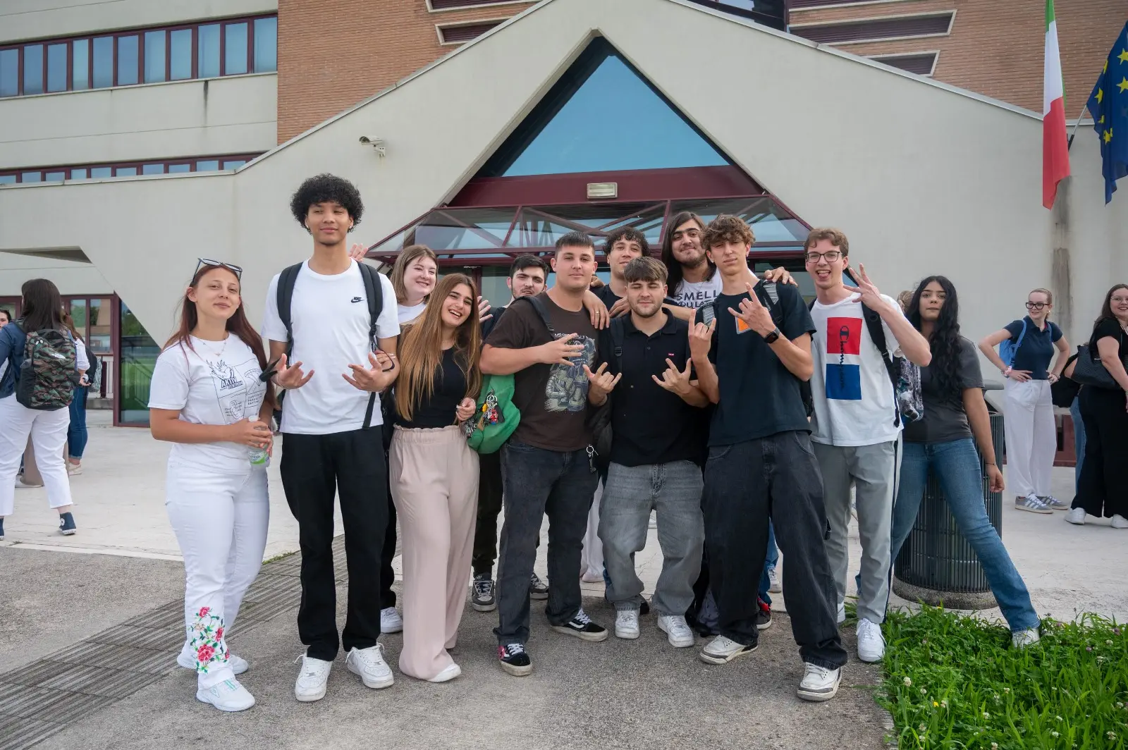 Il giorno della prima prova della Maturità è arrivato. In Friuli Venezia Giulia all’appuntamento con l’Esame di Stato sono attesi 9 mila 484 studenti, di cui 253 iscritti nelle scuole paritarie e 181 esterni. Ecco gli studenti fuori dalle scuole prima di accedere alla prima prova (Foto Petrussi/Brisotto)