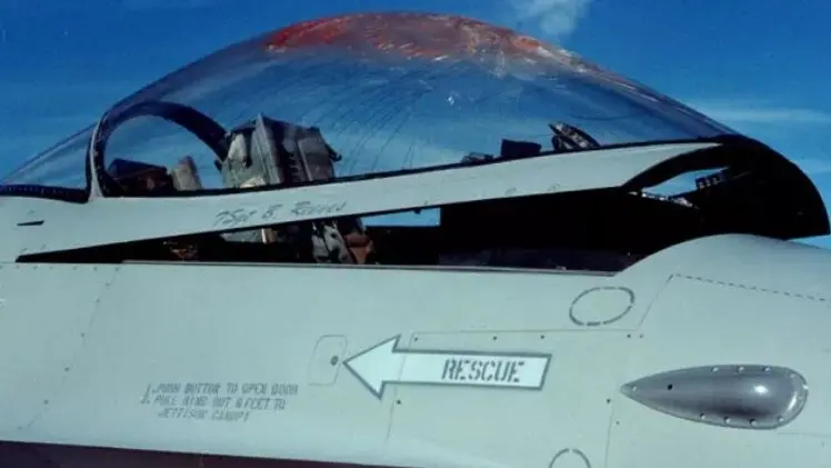 Gli effetti di un bird strike su un aereo F-16