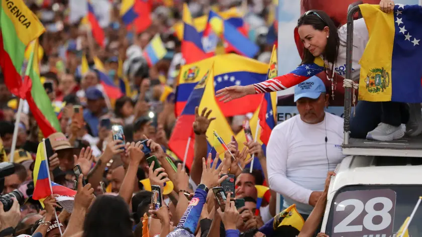 epa11496741 Venezuelan opposition leader, María Corina Machado (R), greets her supporters during the campaign rally for Venezuelan presidential candidate Edmundo González Urrutia in Caracas, Venezuela, 25 July 2024. The Venezuelan presidential elections are scheduled to be held on 28 July 2024. EPA/RONALD PENA R.
