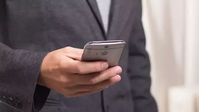 Sei telefonini di mamma e papà arriva un finto sms del figlio: si apre così la chat con i truffatori