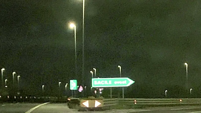 L’uscita di Sacile ovest, da cui l’automobilista è fuggito a piedi foto ambrosio/petrussi