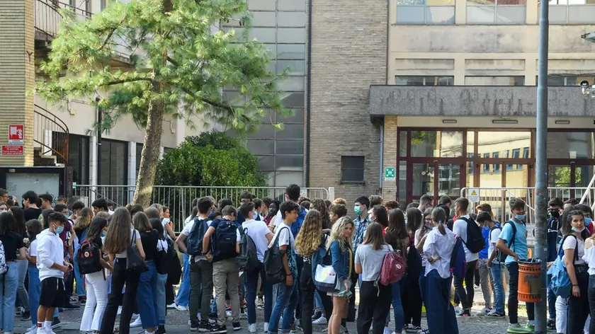 Studenti davanti al liceo Marinelli