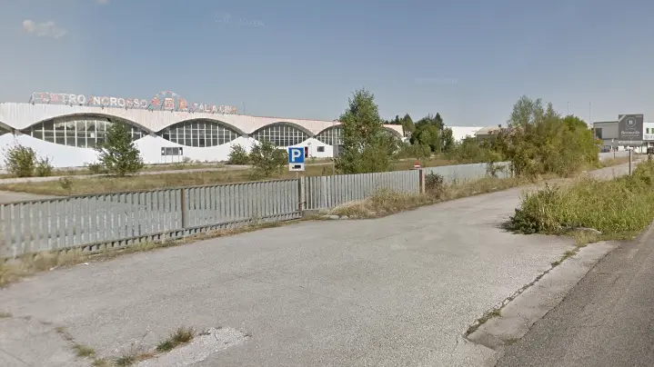 L'ex ingrosso Italia-Cina, in prossimità del quale sorgerà la nuova rotonda