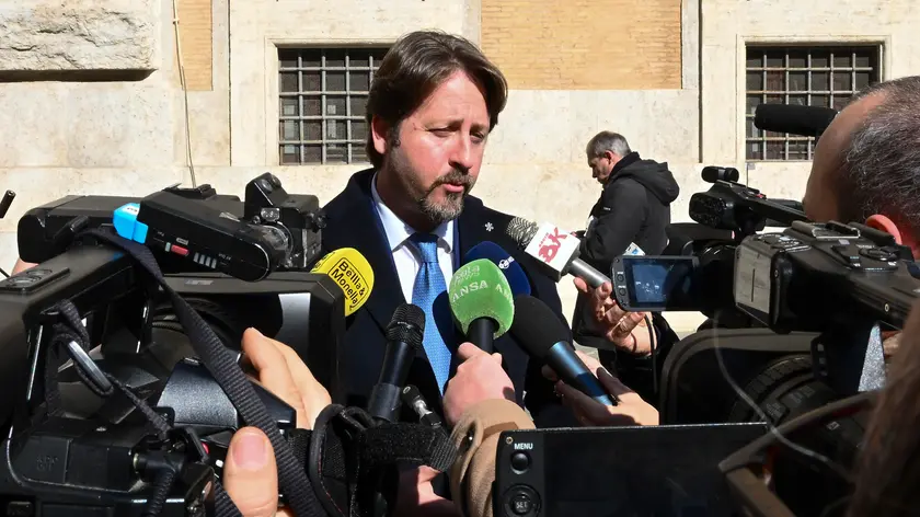 Il deputato Fdi, Manlio Messina, parla con i giornalisti fuori Montecitorio a Roma, 15 febbraio 2023. ANSA/MAURIZIO BRAMBATTI