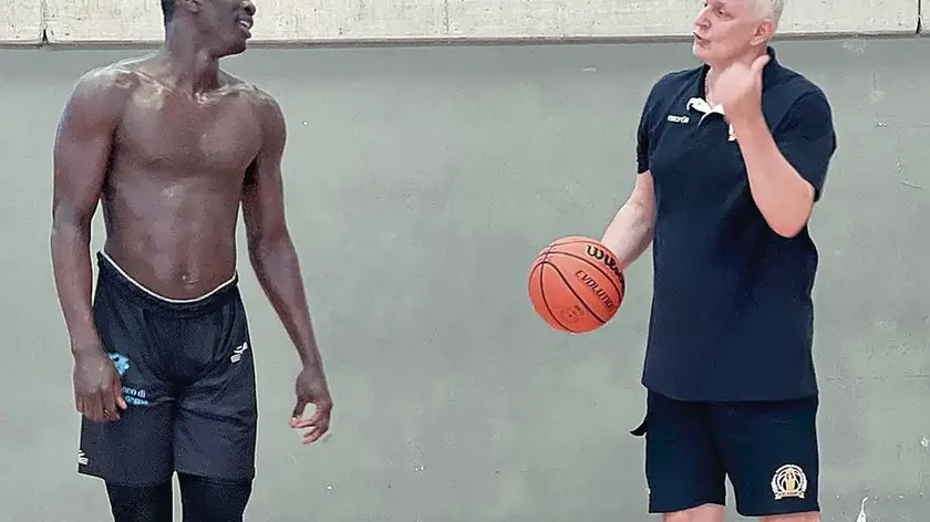 Ousmane Diop in palestra con Alibegovic: è uno dei talenti che brillano in A1 con Sassari