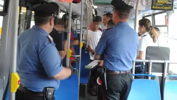 I carabinieri stanno visionando i video delle telecamere per individuare l’autore dell’aggressione