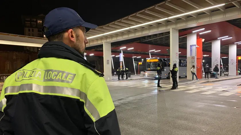 Polizia locale in autostazione per uno dei recenti controlli sulla sicurezza dei viaggiatori