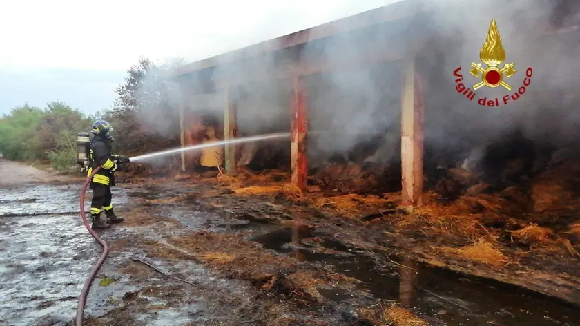 I vigili del fuoco nell'ex base militare