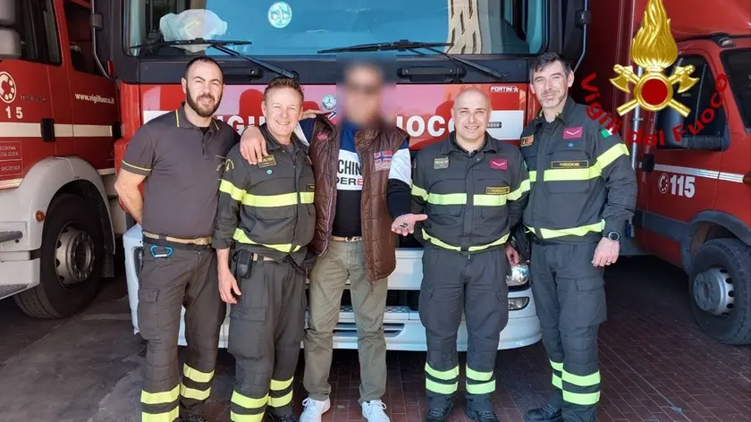 Foto ricordo con i vigili del fuoco per l'uomo che aveva chiesto il loro aiuto