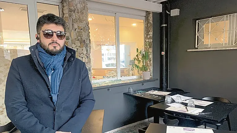 Antonio Trotta nel suo locale dopo i danni e il furto