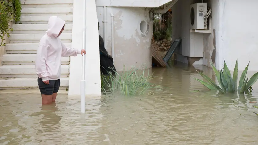 Mareggiata sulla Riviera Romagnola causata dall’ondata di maltempo che ha colpito il centro Italia, Rimini, 18 settembre 2024./// Storm surge on the Riviera Romagnola caused by the wave of bad weather that hit central Italy, in Rimini, Emilia-Romagna region, Italy, 18 September 2024. ANSA/ DORIN MIHAI