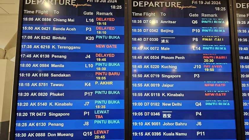 I tabelloni dei ritardi e dei voli cancellati in aeroporto